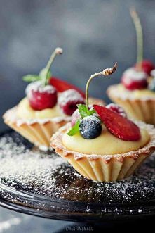 Składniki, około 20 - 30 sztuk:

Ciasto:

• 175 g masła, zimnego • 50 g żółtek (2-3 sztuki) • 1 łyżeczka miodu • 60 g cukru pudru • mała szczypta soli • 1/2 łyżeczki pasty wanil...