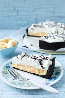 Składniki: Spód: • 350 g ciastek Oreo (lub Neo) • 75 g masła Budyń: • 1/3 szklanki (60 g) mąki ziemniaczanej • 1/3 szklanki (60 g) cukru • 5 żółtek • 500 ml mleka Wypełnienie: •...