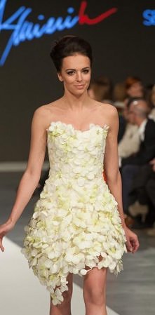 Suknia "Mała słodka" była największym zaskoczeniem pierwszego dnia pokazów FashionPhilosophy Fashion Week Poland. Kreacja prezentowana przez Anię Wendzikowską urzekała...