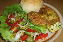 Składniki 10 jajek gotowanych na twardo 2 jajka surowe 1 duży pęczek szczypiorku 3 łyżki bułki tartej pieprz sól do smaku olej do smażenia bułka tarta do panierowania Etapy przy...