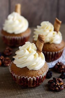 Składniki: - 1 1/4 szklanki mąki - 1/2 szklanki cukru brązowego - 2 łyżeczki cynamonu - 1/2 łyżeczki proszku do pieczenia - 1/2 łyżeczki sody - 1/2 szklanki maślanki - 1/3 szkla...