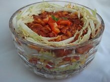 sałatka kebabowa 
Składniki:

    3 piersi z kurczaka
    1 kapusta pekińska
    puszka kukurydzy
    puszka fasoli
    4 ogórki konserwowej
    1 czerwona papryka
    1 cebula
...