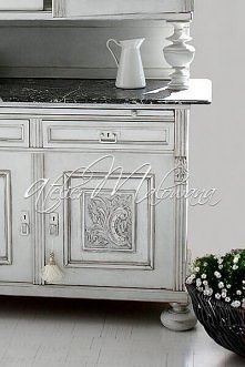 Oryginalny, XIX-wieczny, kredens eklektyczny. Niezwykle okazały i monumentalny, bogato rzeźbiony, z pięknym, marmurowym blatem.

W pierwszej fazie stylizacji kredens poddano gru...