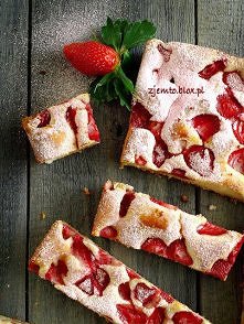 Ciasto z truskawkami na kefirze
Składniki:

    3 jajka
    1 szklanka kefiru
    1/2 szklanki oleju
    2 i 1/2 szklanki mąki pszennej
    3/4 szklanki cukru
    2  i 1/2 łyżec...