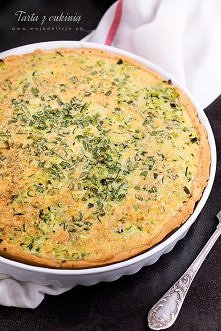 Sezon na cukinię już się zaczął. Póki jest młoda (i dzięki czemu nie wymaga obierania) polecam wykorzystać ją do zrobienia pysznej i chrupiącej tarty. Zapach unoszący się w domu...