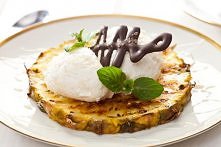 Ananas z grilla z lodami Sposób przyrządzania:  1 Ananasa pokrój na plasterki bez obierania ze skóry. Plasterki powinny mieć ok. 1 cm grubości. Wytnij też środki, by powstały ow...