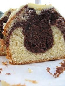 Łatwe ciasto marmurkowe z polewą z białej czekolady 

    225 g masła, bardzo miękkiego
    225 g cukru
    1 łyżeczka esencji waniliowej
    225 g mąki samorosnacej (lub zwykłe...