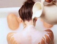 Do wanny z ciepłą, ale nie gorącą wodą wlej dwa litry mleka o jak najwyższej zawartości tłuszczu i to wszystko! Kąpiel Kleopatry możesz także wykonać z mleka w proszku, wymiesza...