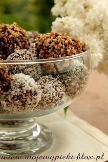 Składniki:

80 - 90 dag pokruszonych ciastek, ciast, muffinek, itp. (bez masy kremowej, bez żelatyny, bez owoców, mogą być z bakaliami)
pół szklanki mleka
pół szklanki cukru (je...