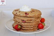 Lekkie pancakes truskawkowe 

Składniki (na 11 szt. o średnicy ok. 12 cm):

    120 g mąki luksusowej (550) lub uniwersalnej (650) - można odmierzyć miarką o poj. 200 ml
    120...