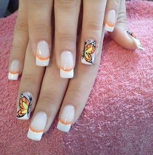 Pomarańczowo-mleczne paznokcie z motylkami