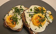 Moja kolacja! :) 2 jajka gotowane, posypane szczypiorkiem :) Uwielbiam <3