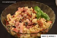 Składniki:

200 g makaronu typu kolanka
200 g szynki parmeńskiej
1 słoik suszonych pomidorów w oleju (285 g)
garść czarnych oliwek
1 czerwona cebula
1 łyżka suszonej bazylii
sól...