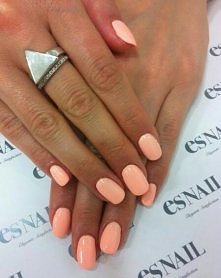 Wow! *.* Piękne opalone dłonie i idealnie pasujący lakier w kolorze pudrowego różu :)