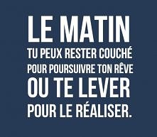 'Rankiem, możesz zostać w łóżku żeby kontynuować swoje sny lub wstać żeby je spełniać.'