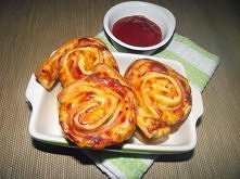 Zakręcone pizzerinki z żółtym serem i szynką