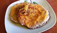 Dietetyczny omlet z białek 3 białka z jajka 2 łyżki otrąb żytnich (lub innych) 2 łyżki mąki pszennej 1 łyżeczka ksylitolu Białka ubić na sztywno. Dodać ksylitol i dalej ubijać a...