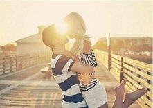 Czy pozwolisz, że ci powiem,
W wielkim skrócie i milczeniu,
Że Ci oddam i otworzę
W ciszy serc, potoków lśnieniu,
Słowa dwa przez sen porwane,
Przez noc ukryte, przez czas schwy...