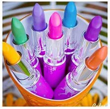 szminki w różnych kolorach