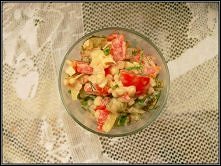 Sałatka z kaszy pęczak

składniki:
-kasza pęczak 1 szklanka ugotowanej kaszy
-ogórki kiszone lub małosolne 3 sztuki małe
-pomidor 1 duży
-cebula 1 sztuka
-koperek i pietruszka z...