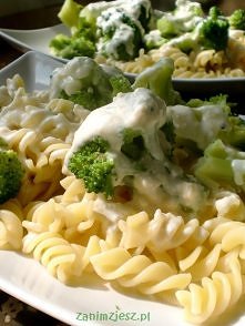Makaron z brokułami i sosem...