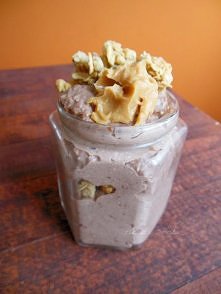 Czekoladowy serniczek jaglany z masłem orzechowym