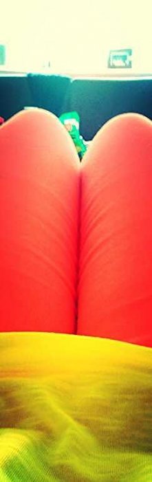 brzoskwiniowe rurki i żółta koszulka... myślicie że to dobre połączenie?