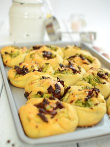 Bułki zawijane z cukinią i suszonymi pomidorami na sposób toskański


Pyszne bułki, pełne słońca i dobrej energii. Są w nim bowiem słodko-kwaśne suszone pomidory, delikatna cuki...