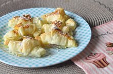 Ciasto francuskie kroimy w trójkąty, na środek trójkąta kładziemy kostke czekolady i kawełek banana, zawijamy i smarujemy z wierzchu żółtkiem. pieczemy w temp 190/200 stopni prz...