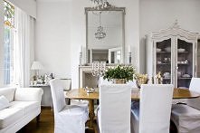 Piękna jadalnia we francuskim stylu, która wręcz emanuje świeżością i lekkością. Nas najbardziej urzeka witryna z ozdobnym rocaille i siateczka w drzwiach zamiast szyby. Shabby ...