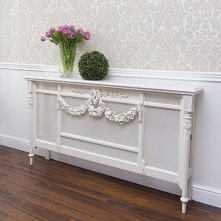 Dekoracyjna osłona do kaloryfera z motywem kwiatowym od Black Bear House