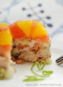 Kompozycja z ryb wędzonych i cytrusów