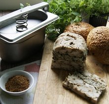 Domowa wędlina z kurczaka z pieczarkami