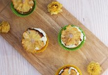 Babeczki z kwiatami z ananasa
