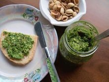 Pesto z liści rzodkiewki

Zielone, nieco kłujące liście rzodkiewki niezbyt zachęcają do spróbowania. Zresztą same w sobie nie są żadnym rarytasem. Dla mnie są w smaku nijakie. J...