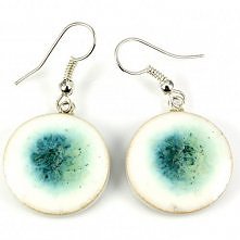 Ceramiczne kolczyki wykonane z połączenia gliny oraz szkliwa wypalonych w wysokiej temperaturze. Kolczyki szkliwione są mieszanką białego, niebieskiego oraz zielonego szkliwa.Ma...