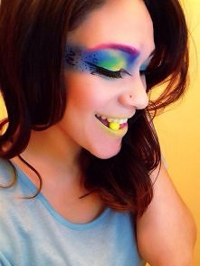 Tęczowy makijaż.