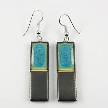 Ceramiczne kolczyki wykonane z połączenia gliny oraz szkliwa wypalonych w wysokiej temperaturze. Kolczyki pokryte są pięknym cynowym oraz turkusowym szkliwem. Mocowane na biglac...