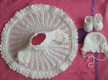 komplet na chrzest wykonany na szydełku
sukienka, kapelusik i buciki. Ozdobione koralikami, wstążkami i różyczkami.