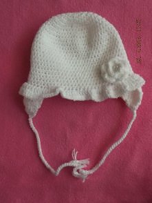 kapelusik na szydełku, czapeczka na chrzest i nie tylko, ozdobiona koralikami z kwiatuszkiem, nauszniki i wiązana pod szyją.