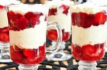 Truskawkowe tiramisu w szklance
Składniki:
250 g serka mascarpone
1 galaretka truskawkowa
3 łyżki cukru pudru
2 jajka
250 g truskawek
Sposób przygotowania:
Przygotować galaretkę...