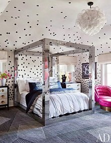 Świetne łóżko i ozdoby na ścianie ...