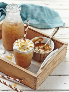 mroźna karmelowa ;)
Składniki:
4 łyżeczki kawy rozpuszczalnej Jacobs
150 ml wody
150 ml mleka
2 gałki lodów śmietankowych
2 łyżki syropu karmelowego
lód kruszony
opcjonalnie bit...