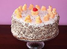 TORT ŚMIETANOWY - składniki:
6 białek
6 żółtek
1 szklanka mąki tortowej
1 szklanka cukru
kakao
1 łyżeczka proszku do pieczenia
litr śmietany 30%
1 łyżeczka barwnika pomarańczowego
kuleczki cukiernicze ozdobne
1 tabliczka czekolady białej
1 tabliczka mlecznej czekolady z orzechami
TORT ŚMIETANOWY - sposób przygotowania: Białka ubić na sztywno, dodać cukier i żółtka. Dodaj mąkę z mieszaną z proszkiem do pieczenia i lekko wymieszaj, na końcu dodaj kakao. Przełożyłam do formy okrągłej, piekłam 25 minut w 170 stopniach. Biszkopt zostawiłam na następny dzień. Pokroiłam go na trzy krążki. Śmietanę ubiłam, przełożyłam krążki. Do 1/4 litra śmietany dodałam barwnik pomarańczowy i udekorowałam tort, posypałam kuleczkami cukierniczymi. Starłam czekoladę białą i z orzechami wymieszałam i obsypałam tot na około. Gotowe. Wstawiłam do lodówki po 4 godzinach podałam na deser :)