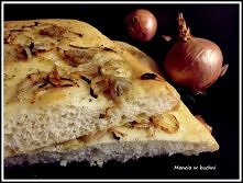 Focaccia z cebulą i solą ziołową: idealna do piwa, sałatek, zup, a także jako baza do kanapek. Zapraszam! :)