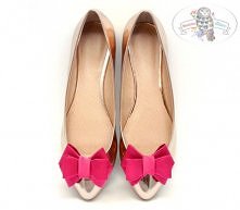 Klipsy do butów w kolorze fuksjowym. Połączenie klasyki z nowoczesnością. Trójwymiarowe kokardy w kolorze fuksji w magiczny sposób odmienią Twoje buty. Idealny i niezmienny kszt...