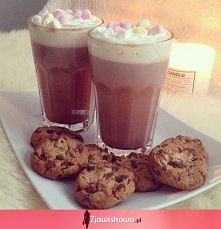 mmmm kakałko z piankami i ciasteczkami <3 zjadłabym *-*