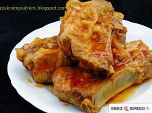 około 1 kg żeberek
3 średnie cebule
sos:
1 butelka pikantnego ketchupu
0,5 - 3/4 szklanki wody
2 łyżki miodu
1 łyżeczka słodkiej papryki
0,5 - 1 łyżeczki ostrej papryki
1 - 2 ły...