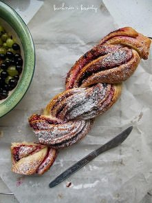 Strucla z domową konfiturą z czerwonej porzeczki. 

 Na konfiturę do ciasta:
1 szklanka czerwonych porzeczek, umytych i pozbawionych ogonków
2 łyżki cukru (zwyczajnego, nie żelu...