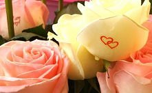 Napisy i rysunki przenosi się na kwiaty za pomocą ultra cienkiej folii, która jest absolutnie niewidoczna na kwiatku, widać tylko nałożony obraz. Folia jest wodoodporna, organic...